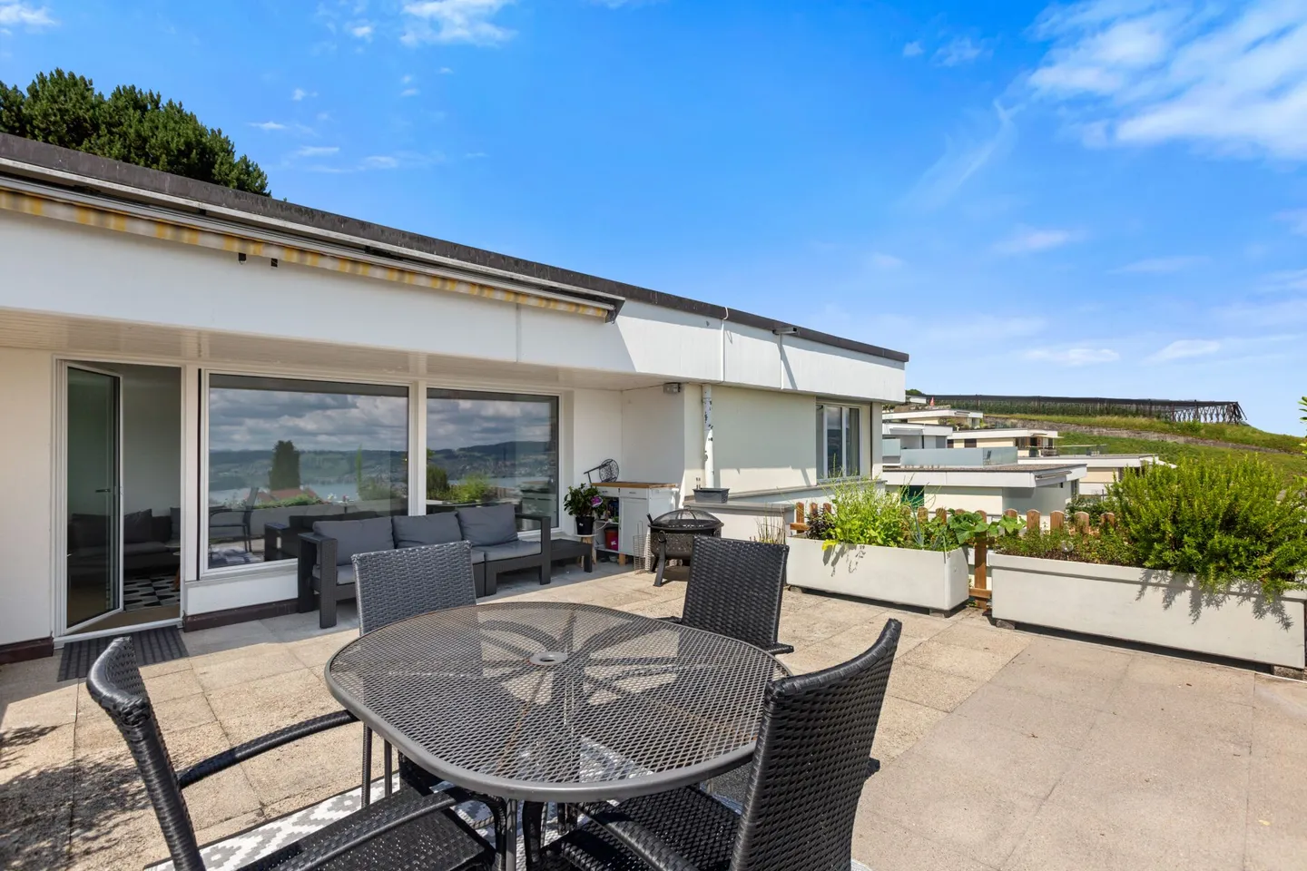 Vivere con una magnifica vista sul lago e sulle montagne - affascinante casa a terrazza in una posizione collinare soleggiata - Foto 5 di 12