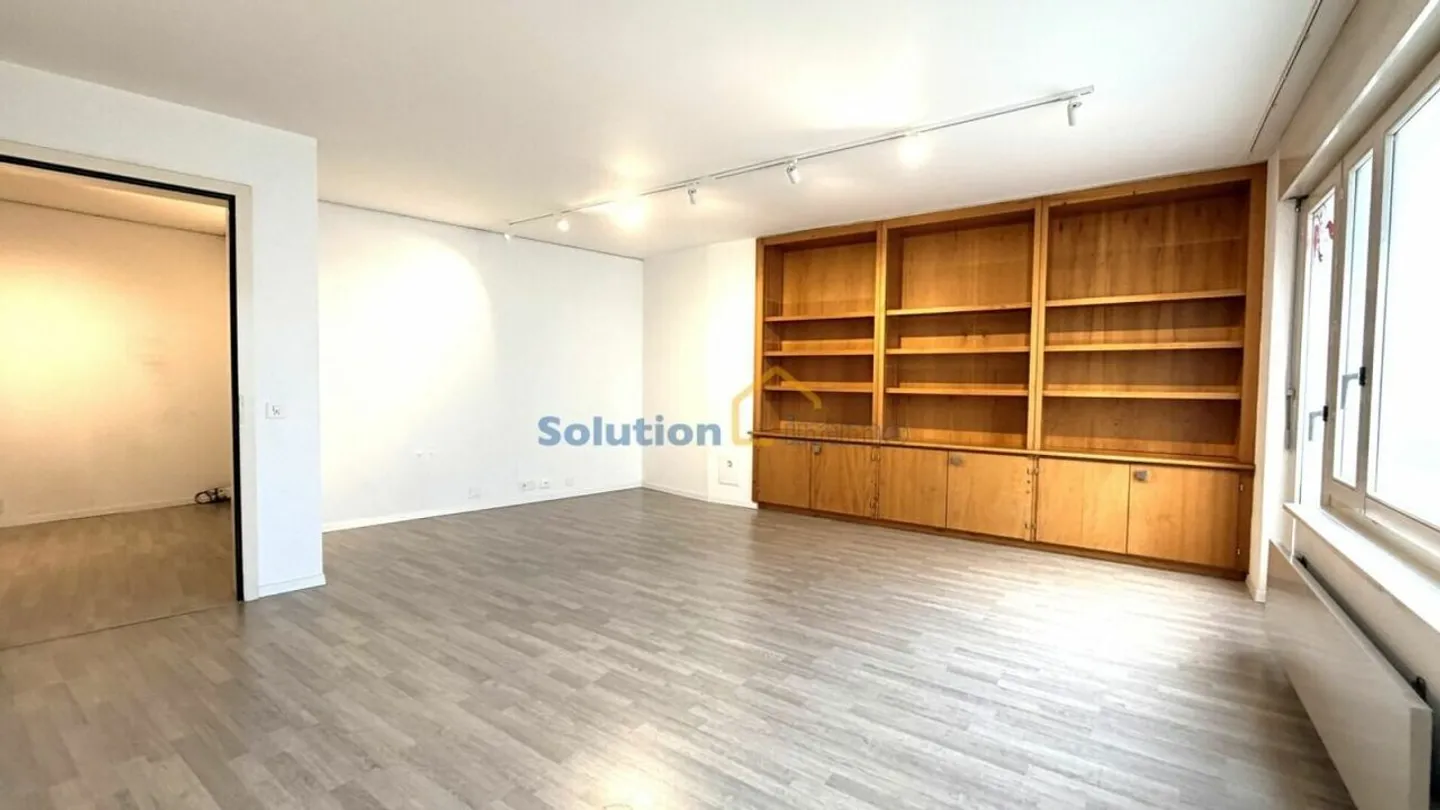 Für Investoren: zwei Wohnungen und ein Büro, die von einer erstklassigen Lage profitieren - Foto 4 von 12