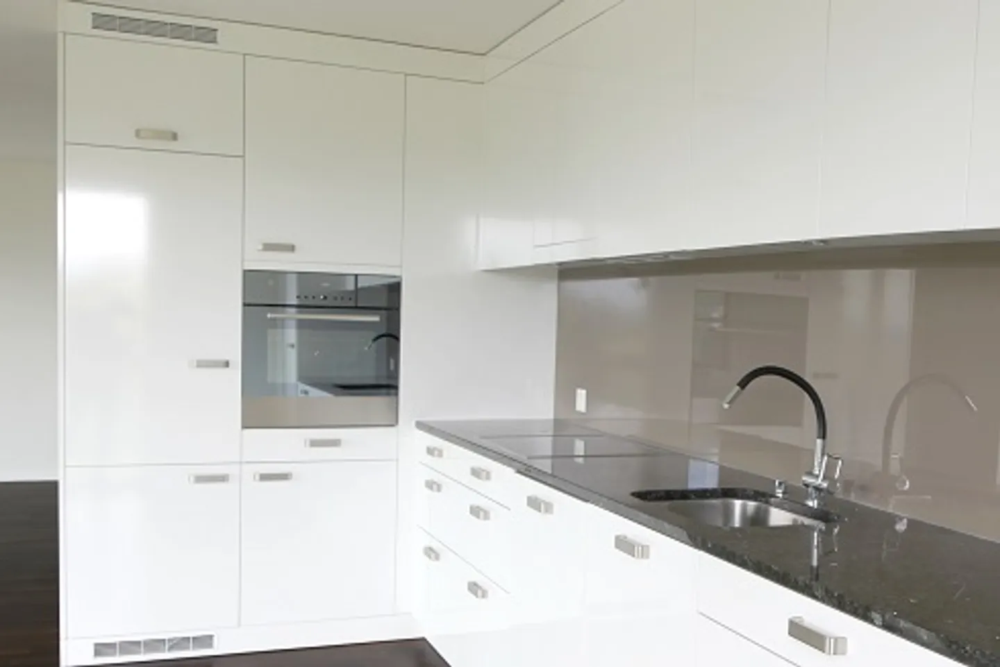 Modernes Apartment mit Loggia-Blick - Foto 1 von 3