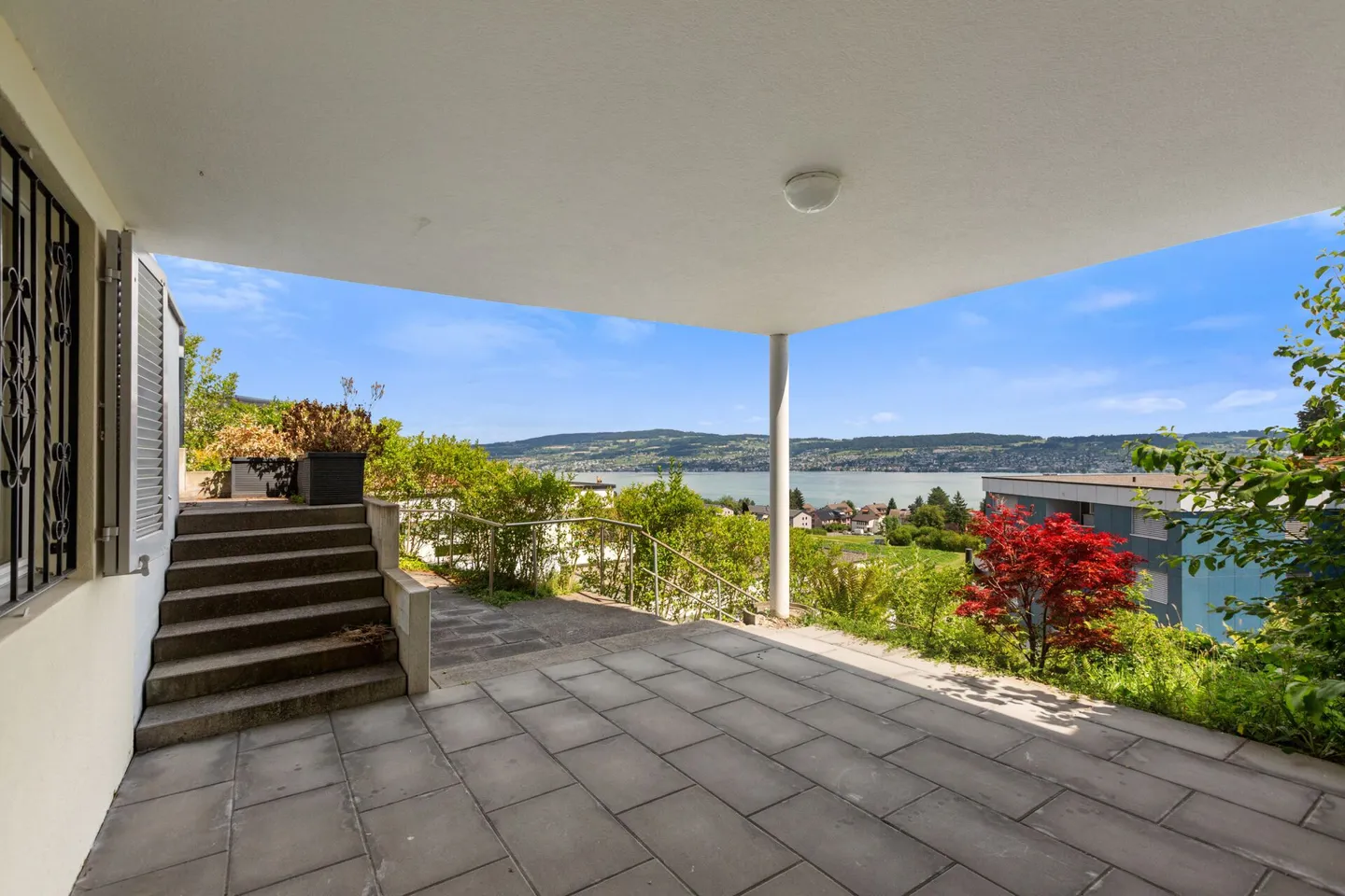 Vivere con una magnifica vista sul lago e sulle montagne - affascinante casa a terrazza in una posizione collinare soleggiata - Foto 12 di 12