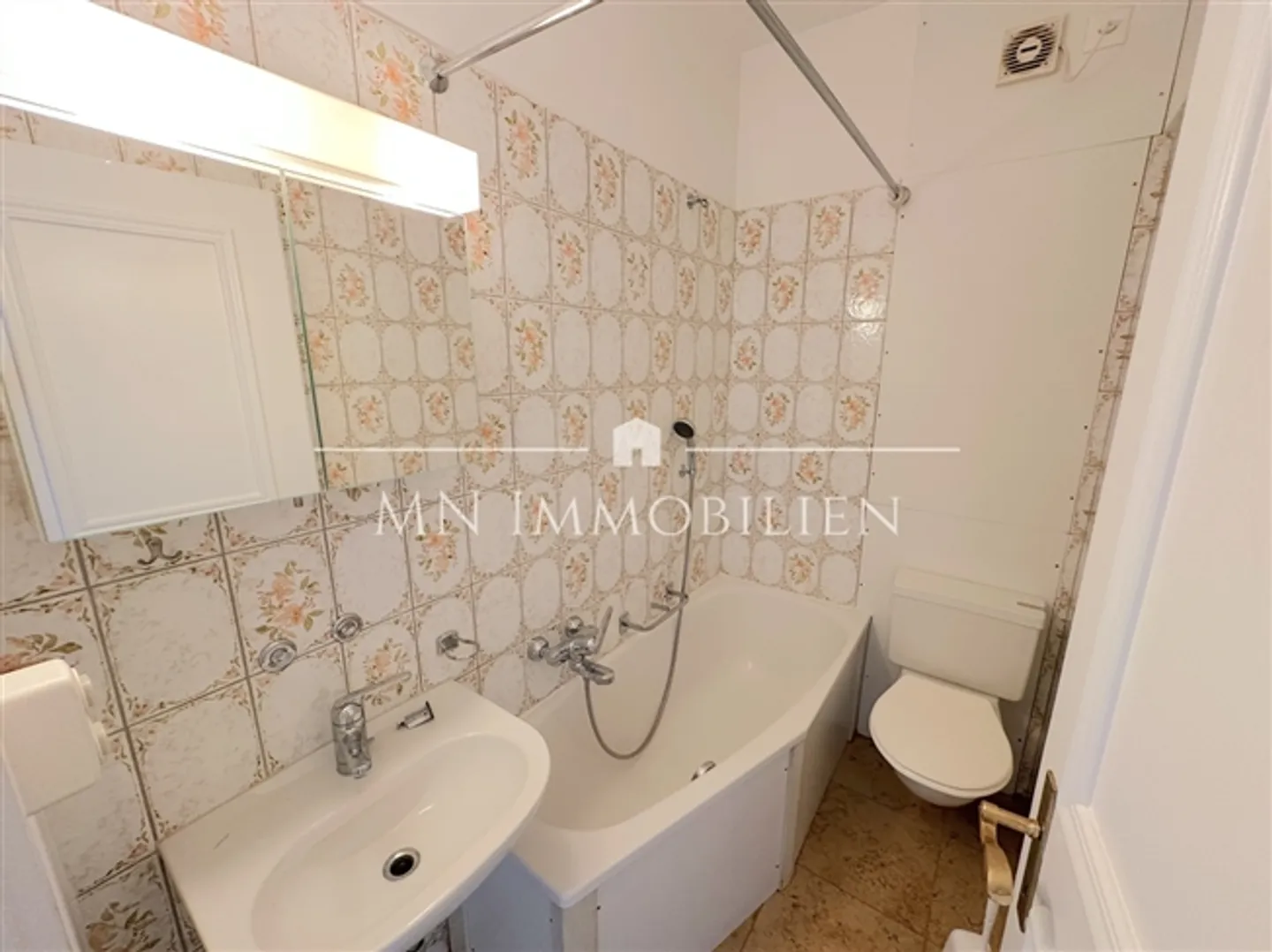 2-Room Ground Floor Apartment – Charming in the Heart of Basel's Old Town - Photo 4 of 6