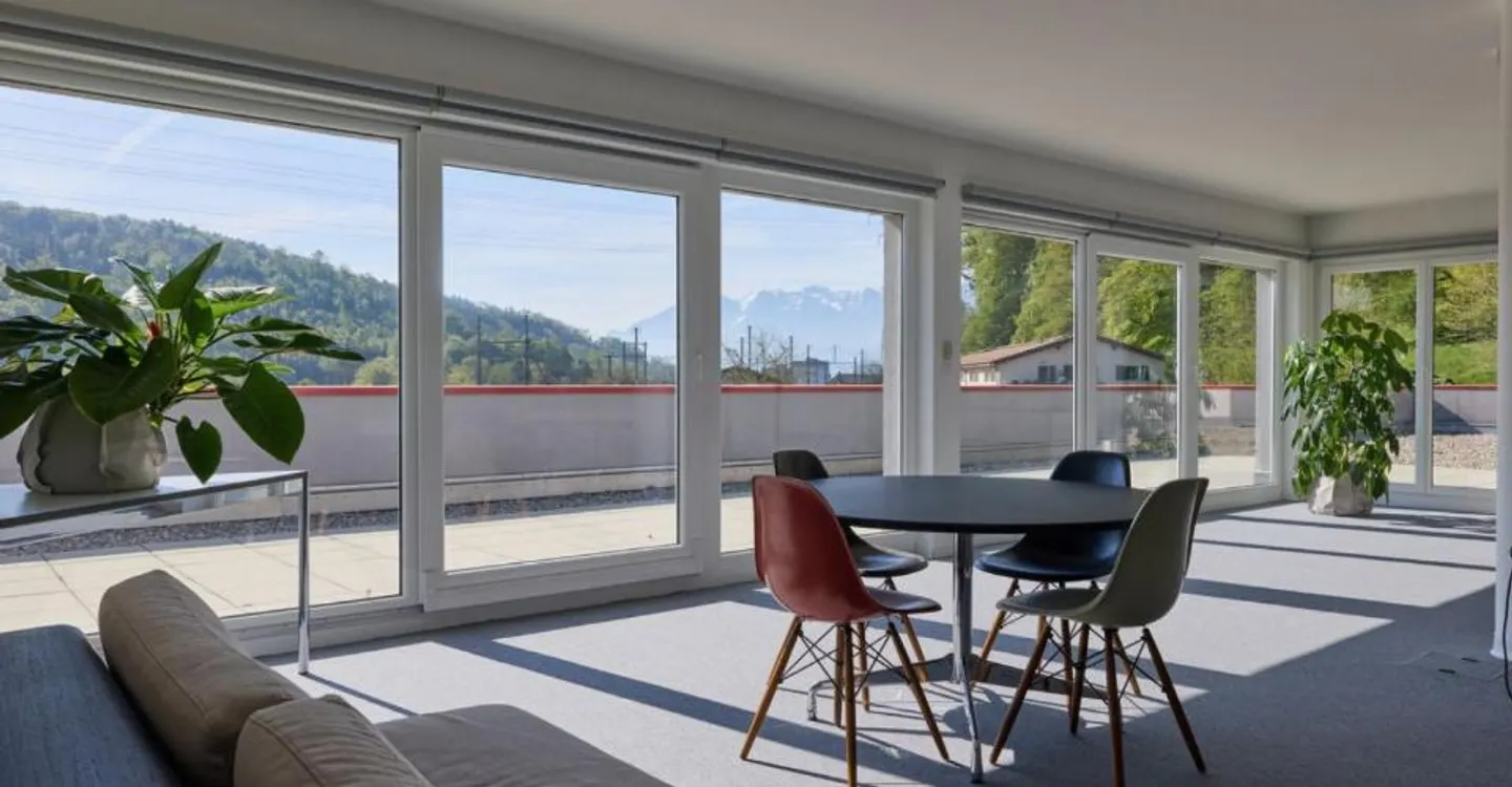 Bureau spacieux avec grande terrasse - Photo 3 sur 7
