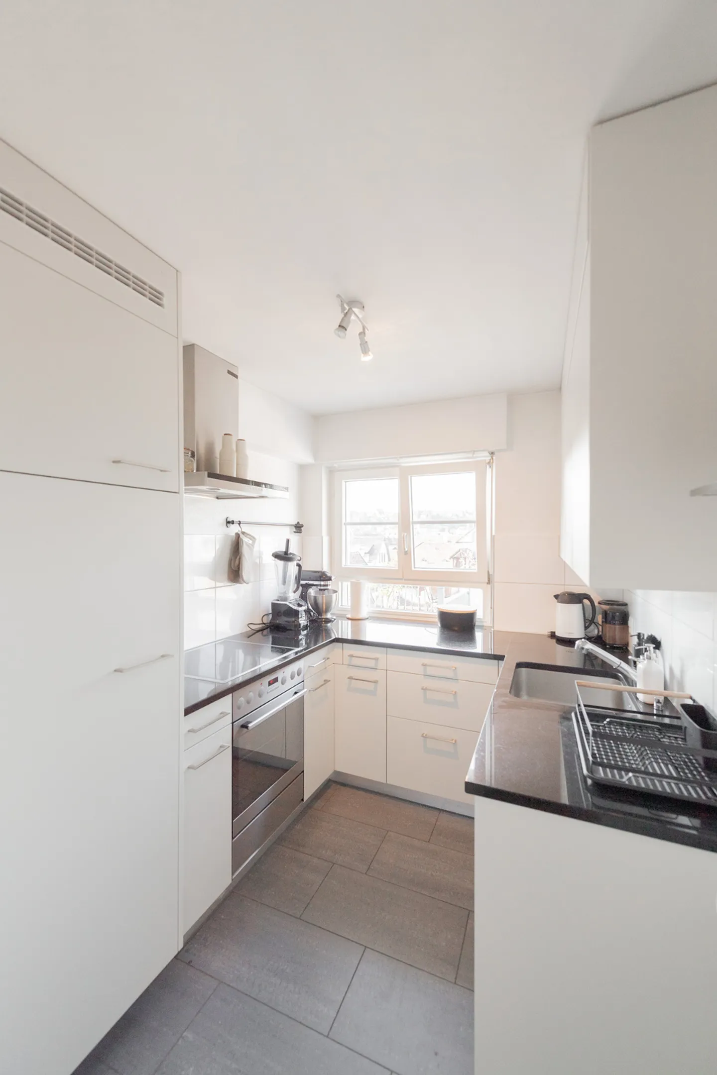 2½ ZI-WOHNUNG IN SCHAFFHAUSEN, MÖBLIERT, TEMPORÄR - Foto 4 von 9