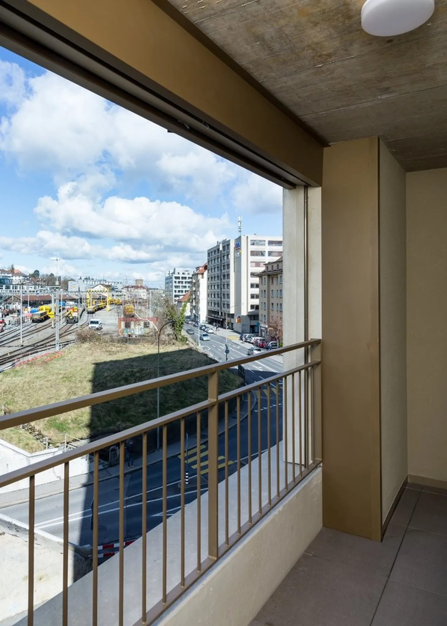 Modern apartment in urban area - Photo 7 of 7