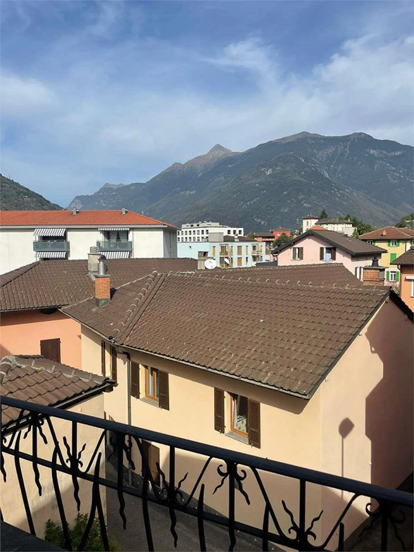 Bellinzona, ampio 3,5 con grande balcone angolare - Foto 7 di 12