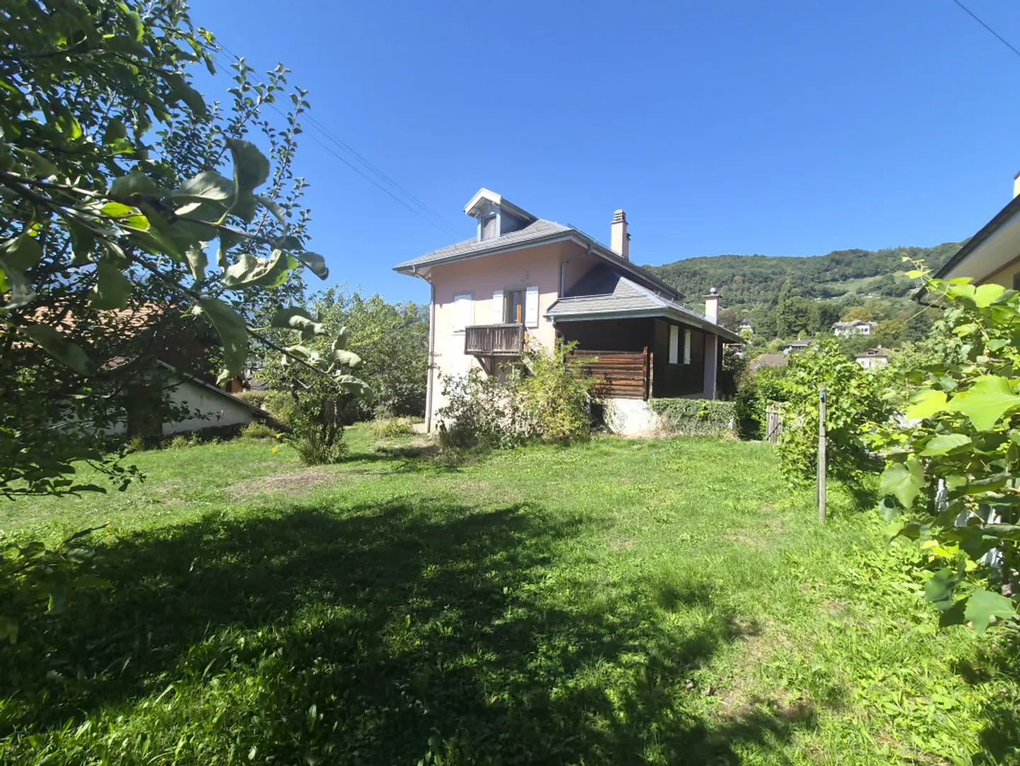 House with 2 apartments 3.5 rooms + 1 independent studio, Great potential! - Photo 1 of 13
