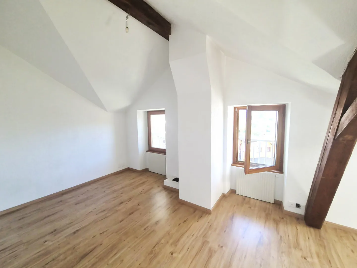 House with 2 apartments 3.5 rooms + 1 independent studio, Great potential! - Photo 4 of 13