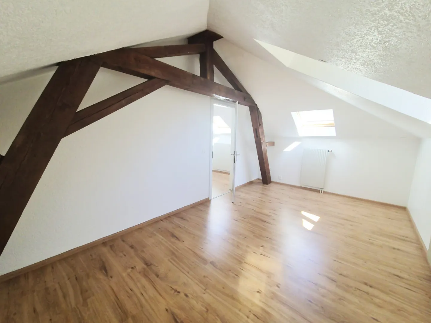 House with 2 apartments 3.5 rooms + 1 independent studio, Great potential! - Photo 5 of 13