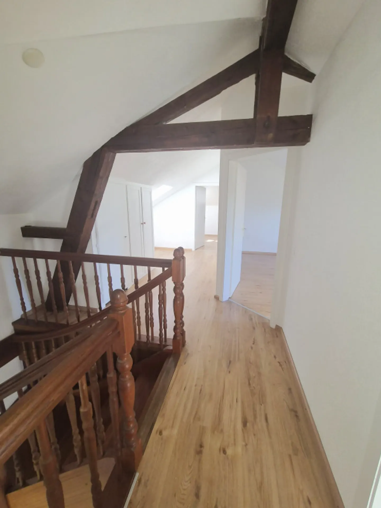House with 2 apartments 3.5 rooms + 1 independent studio, Great potential! - Photo 6 of 13