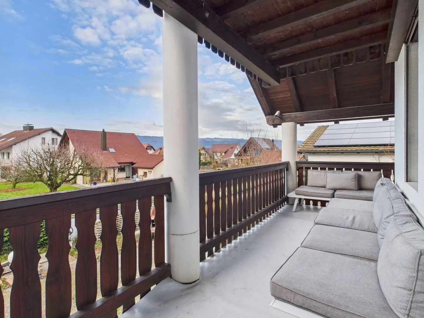 Ampia casa familiare a schiera di 6 stanze con giardino a Eiken - la casa sarà completamente ristrutturata prima del vostro ingresso! - Foto 1 di 13