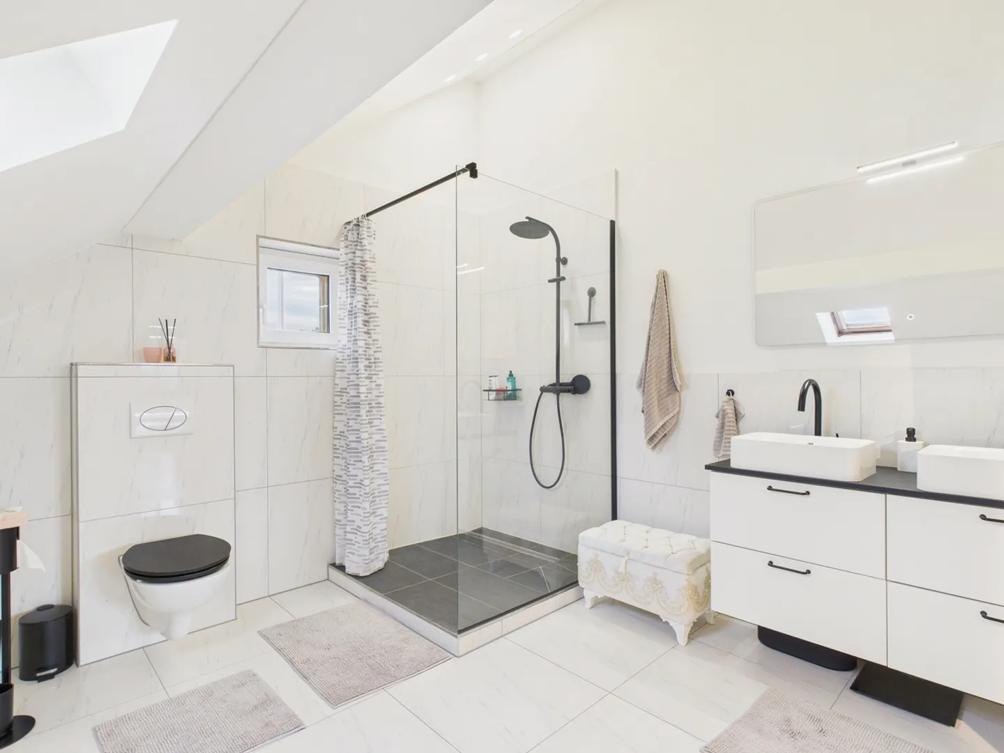 Ampia casa familiare a schiera di 6 stanze con giardino a Eiken - la casa sarà completamente ristrutturata prima del vostro ingresso! - Foto 11 di 13