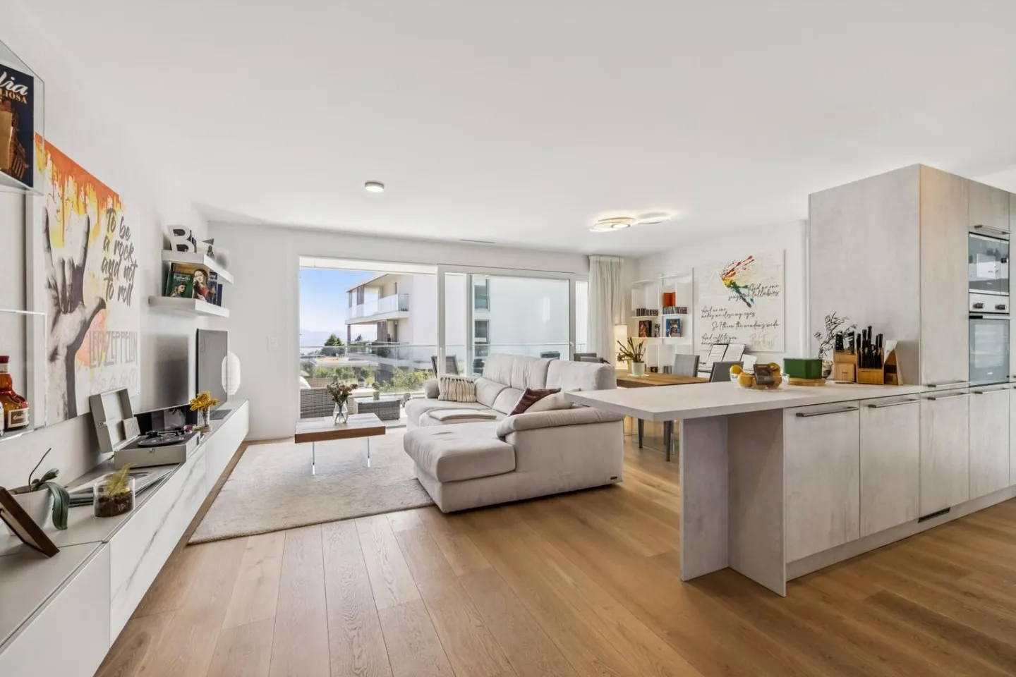 Magnifico appartamento Minergie con grande terrazza di 42 m² con vista lago - Foto 1 di 10