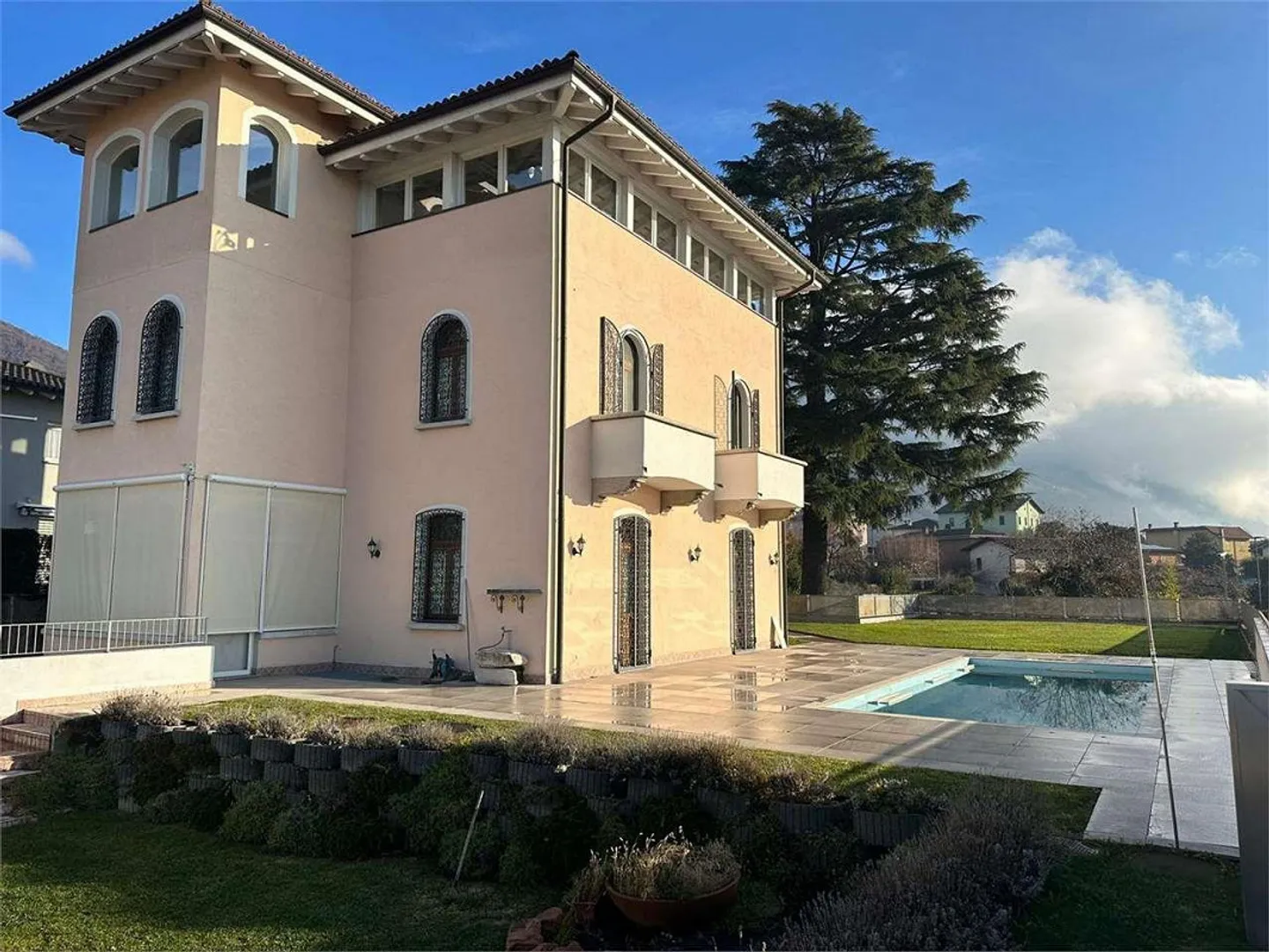 Stunning villa with swimming pool in Balerna - Photo 2 of 13