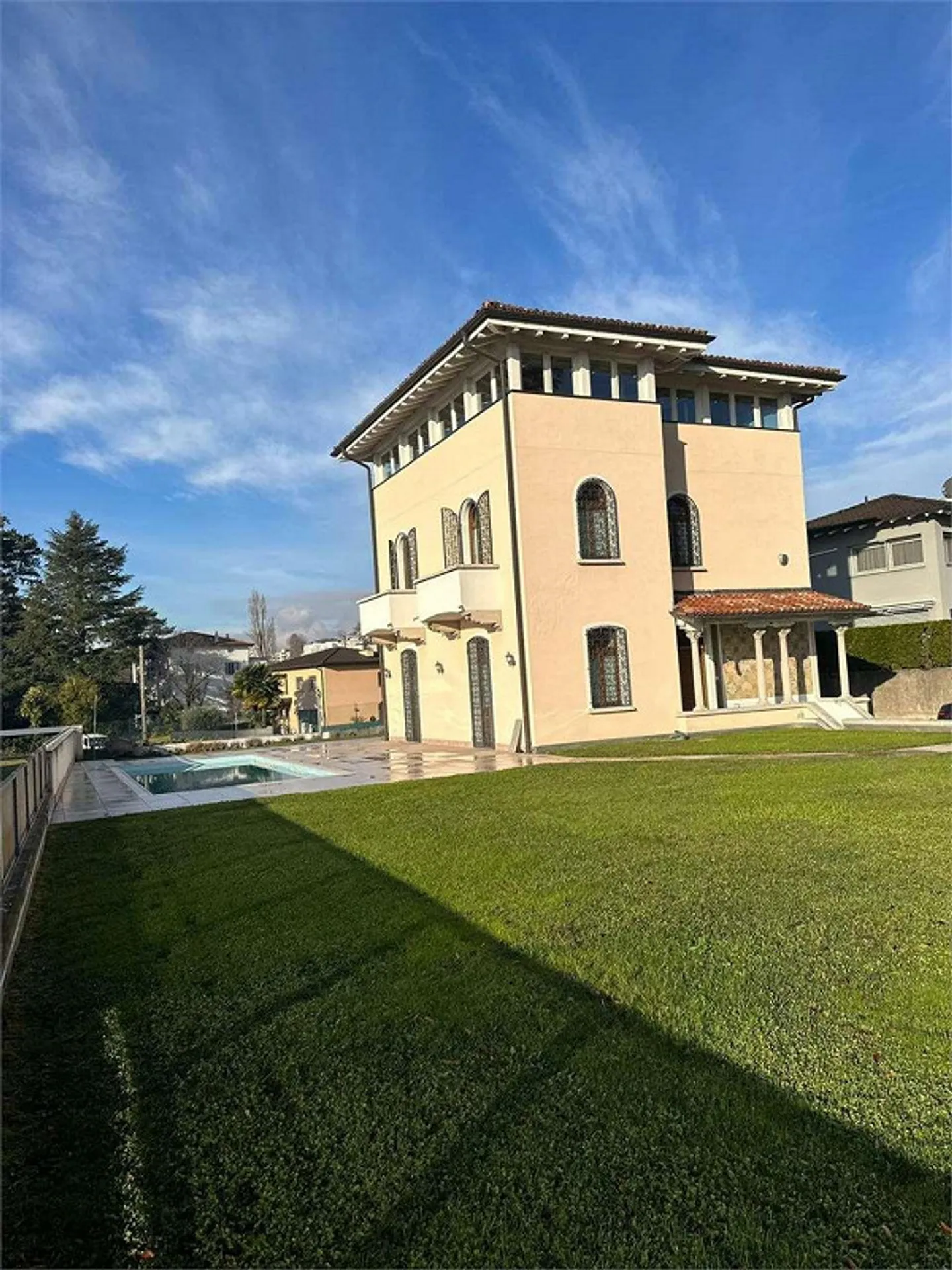 Stunning villa with swimming pool in Balerna - Photo 3 of 13