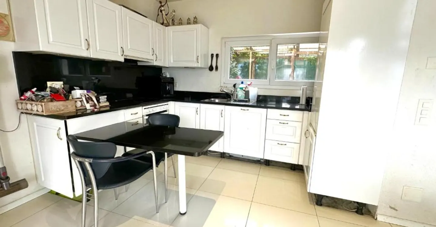 Charming detached house with 4.5 rooms and lake view with expansion potential in Bissone - Photo 3 of 7