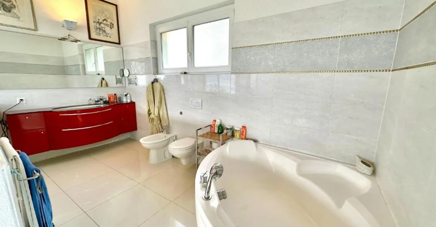 Charming detached house with 4.5 rooms and lake view with expansion potential in Bissone - Photo 5 of 7