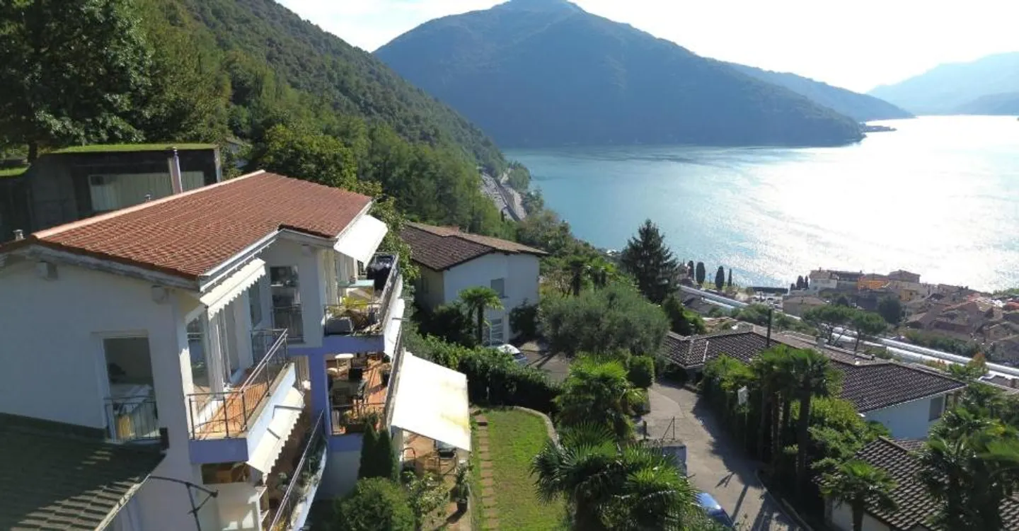 Charming detached house with 4.5 rooms and lake view with expansion potential in Bissone - Photo 1 of 7