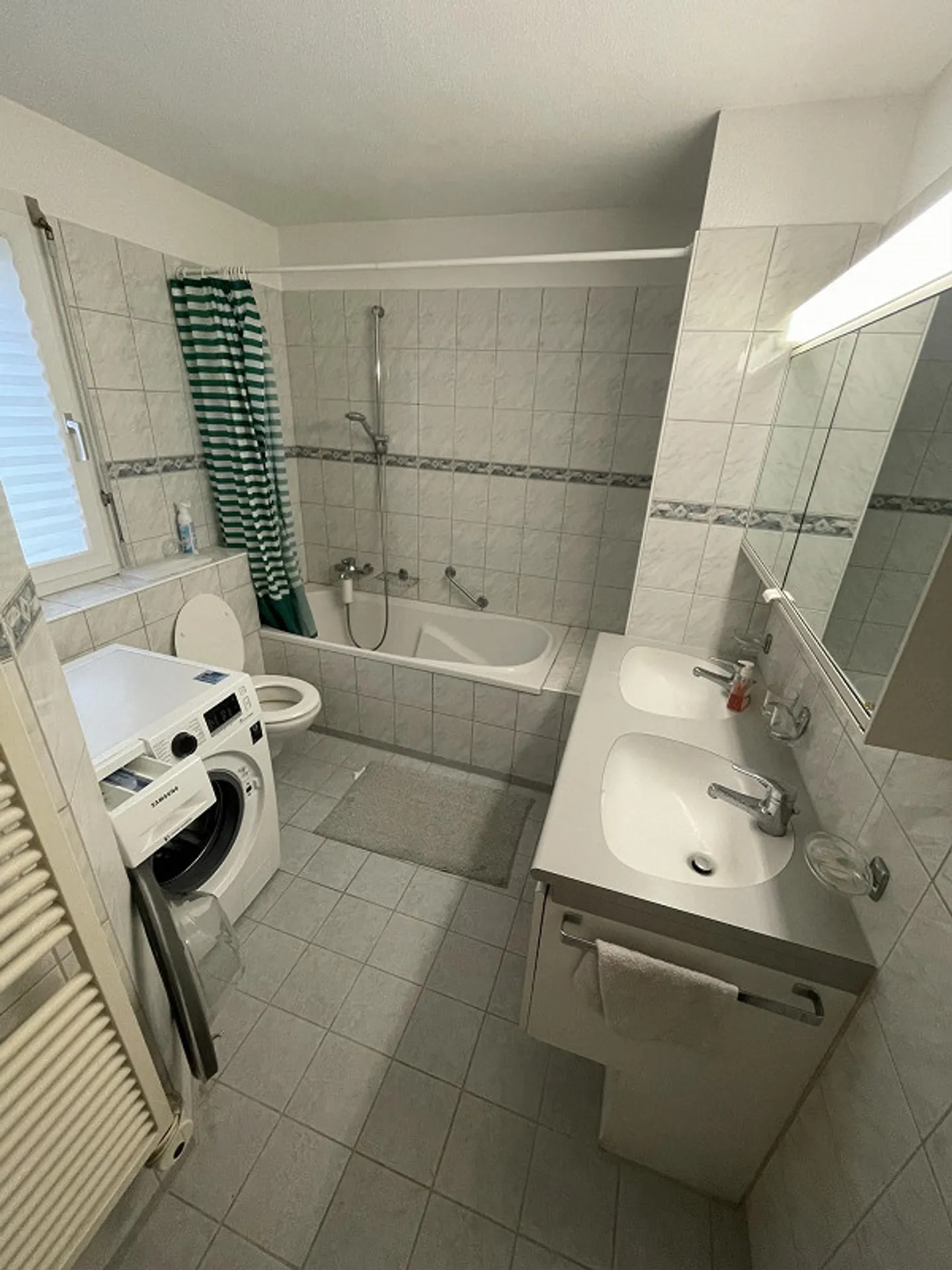 Bright 4-Room Ground Floor Apartment with Fireplace and Parking in Central Adliswil - Photo 6 of 8