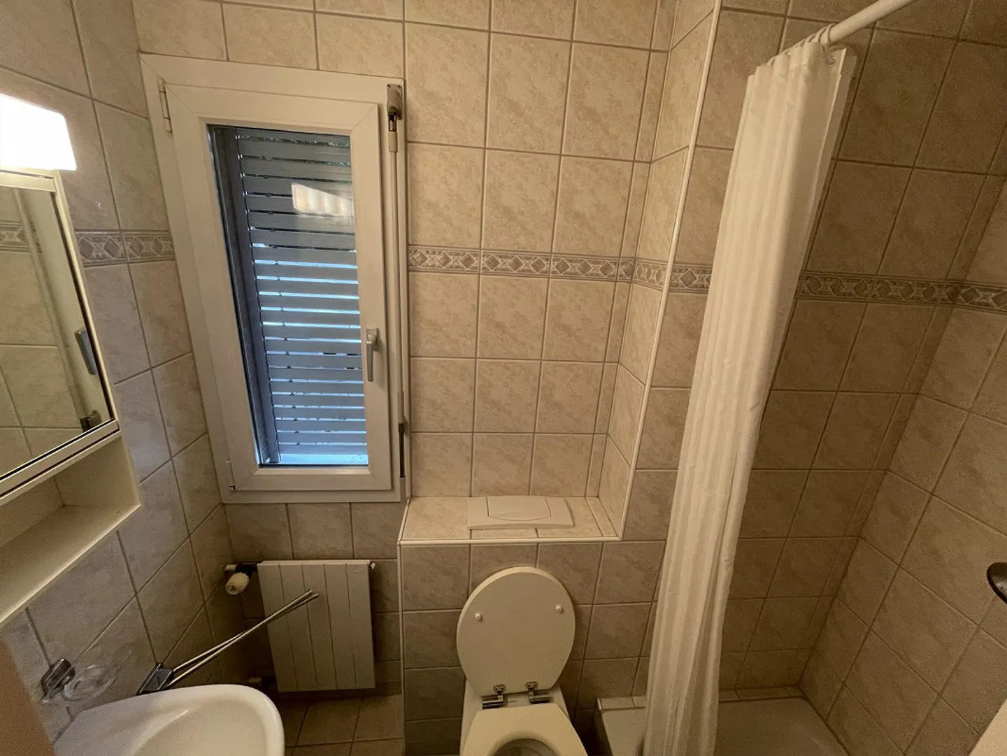 Bright 4-Room Ground Floor Apartment with Fireplace and Parking in Central Adliswil - Photo 7 of 8