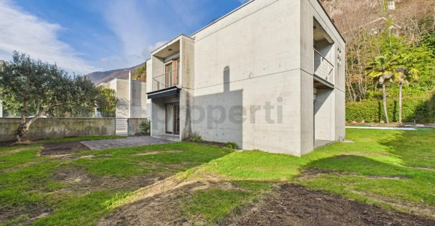 We are selling a beautiful and generous house in Brione sopra Minusio with a pool and garden. (Without lake view) - Photo 1 of 12