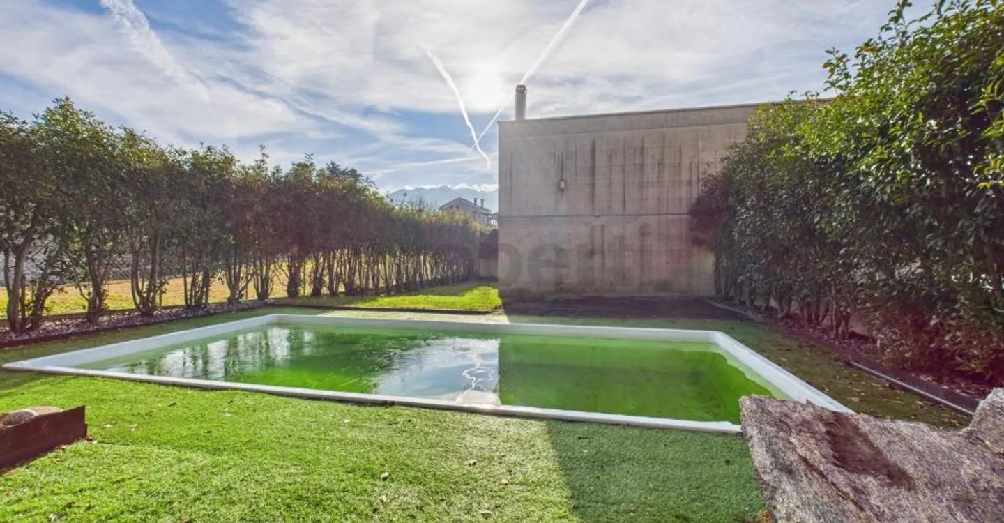 We are selling a beautiful and generous house in Brione sopra Minusio with a pool and garden. (Without lake view) - Photo 2 of 12