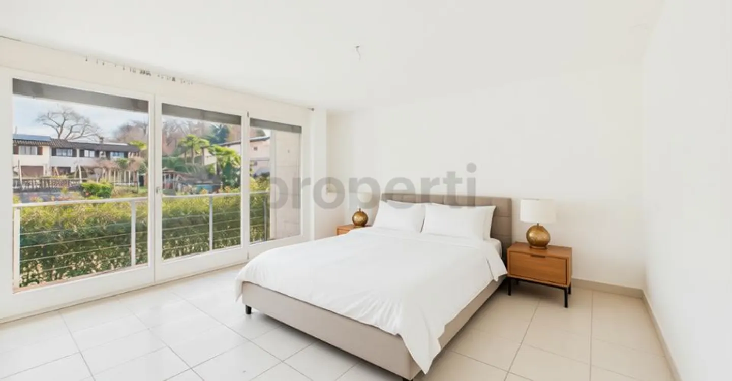 We are selling a beautiful and generous house in Brione sopra Minusio with a pool and garden. (Without lake view) - Photo 6 of 12