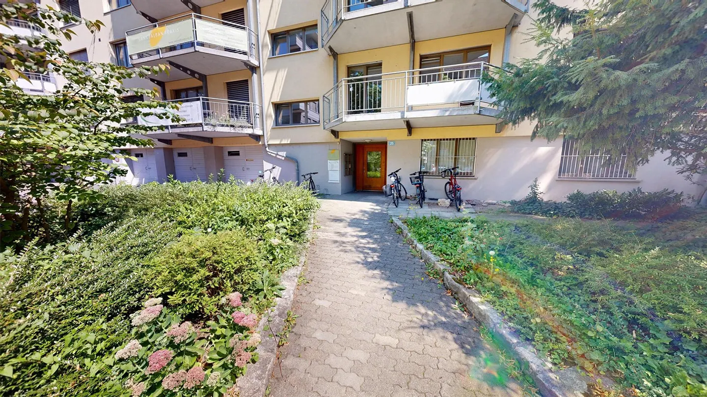 Modern city apartment with spacious courtyard - Photo 2 of 13