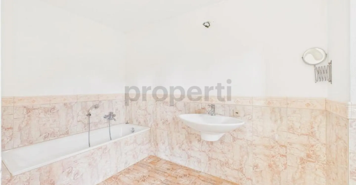 We are selling a beautiful and generous house in Brione sopra Minusio with a pool and garden. (Without lake view) - Photo 9 of 12