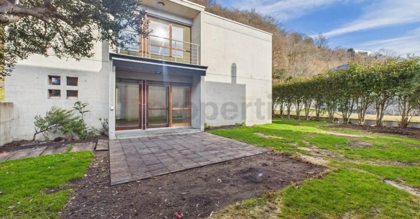 We are selling a beautiful and generous house in Brione sopra Minusio with a pool and garden. (Without lake view) - Photo 10 of 12