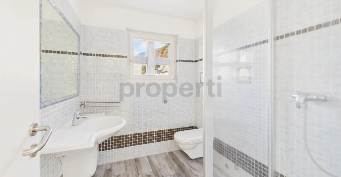 We are selling a beautiful and generous house in Brione sopra Minusio with a pool and garden. (Without lake view) - Photo 8 of 12