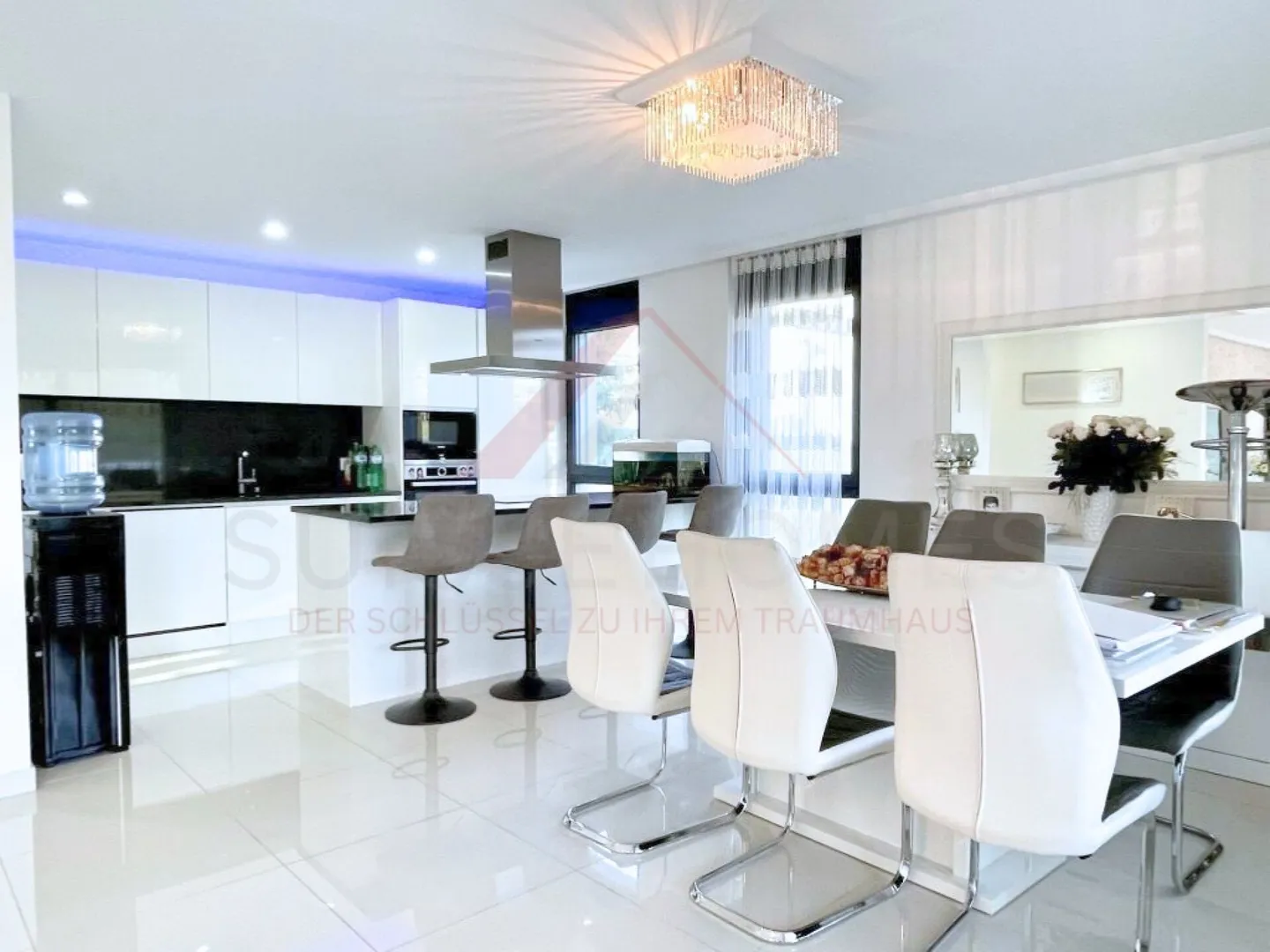 Appartamento confortevole di 4,5 stanze con grande balcone e ascensore - ideale per famiglie e anziani - Foto 1 di 16