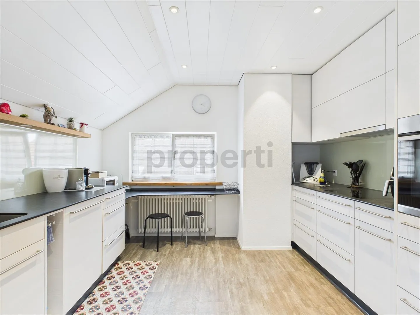 Helle und geräumige 4-Zimmerwohnung in 2-Familienhaus - Foto 2 von 12