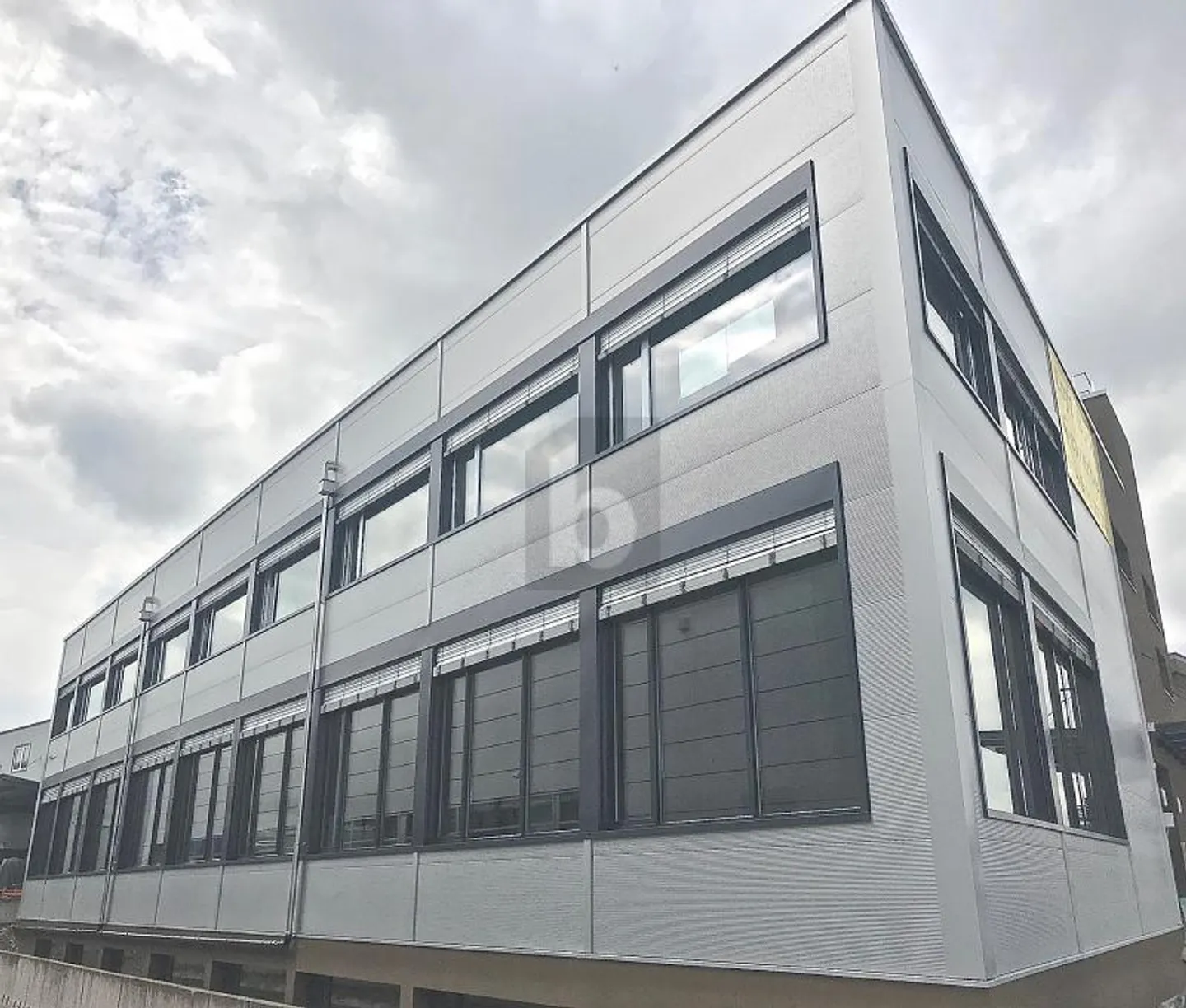 SPACIOUS WITH PRIVATE DRIVEWAY - Photo 5 of 6