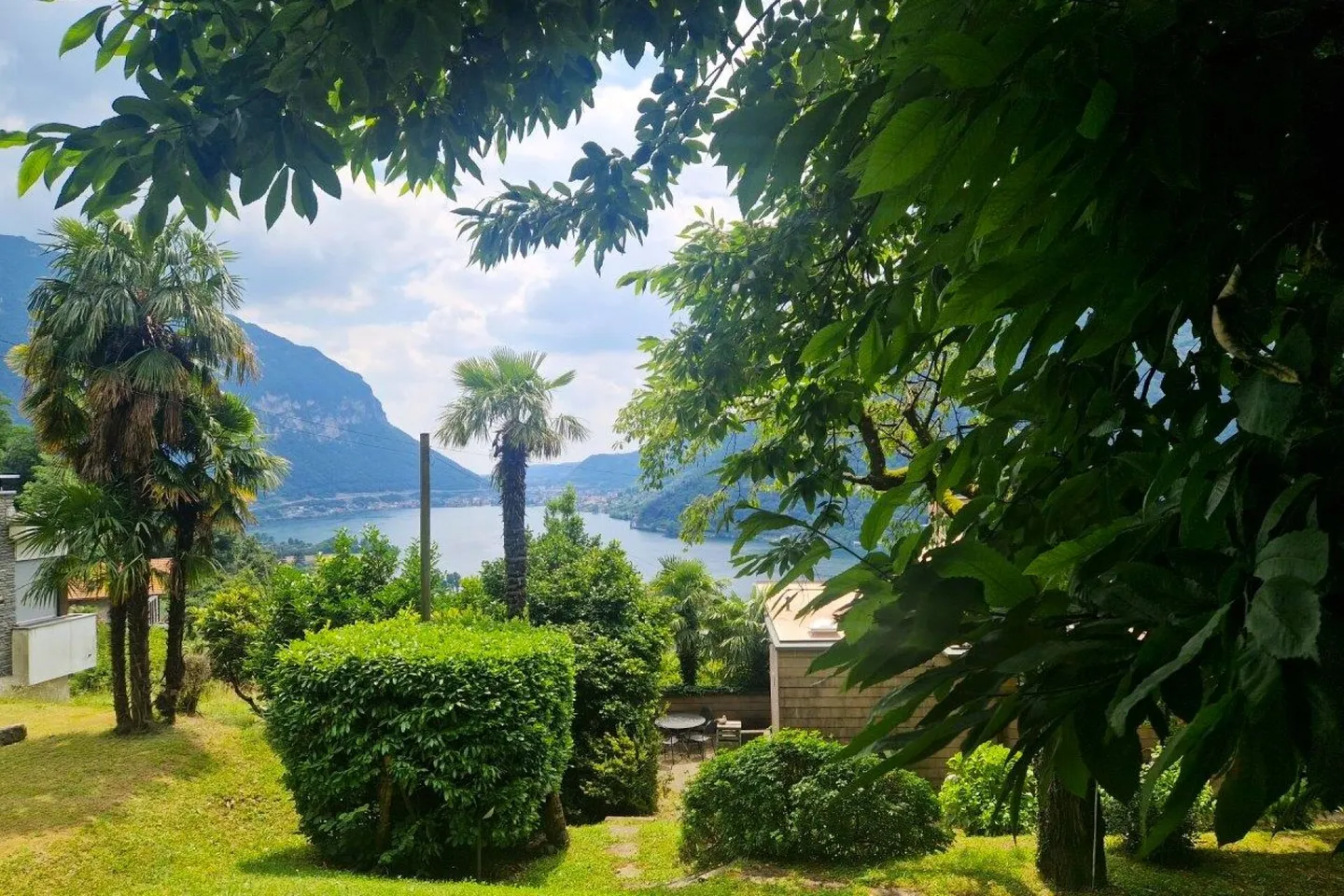 Villa con vista lago e grande giardino - Foto 4 di 6