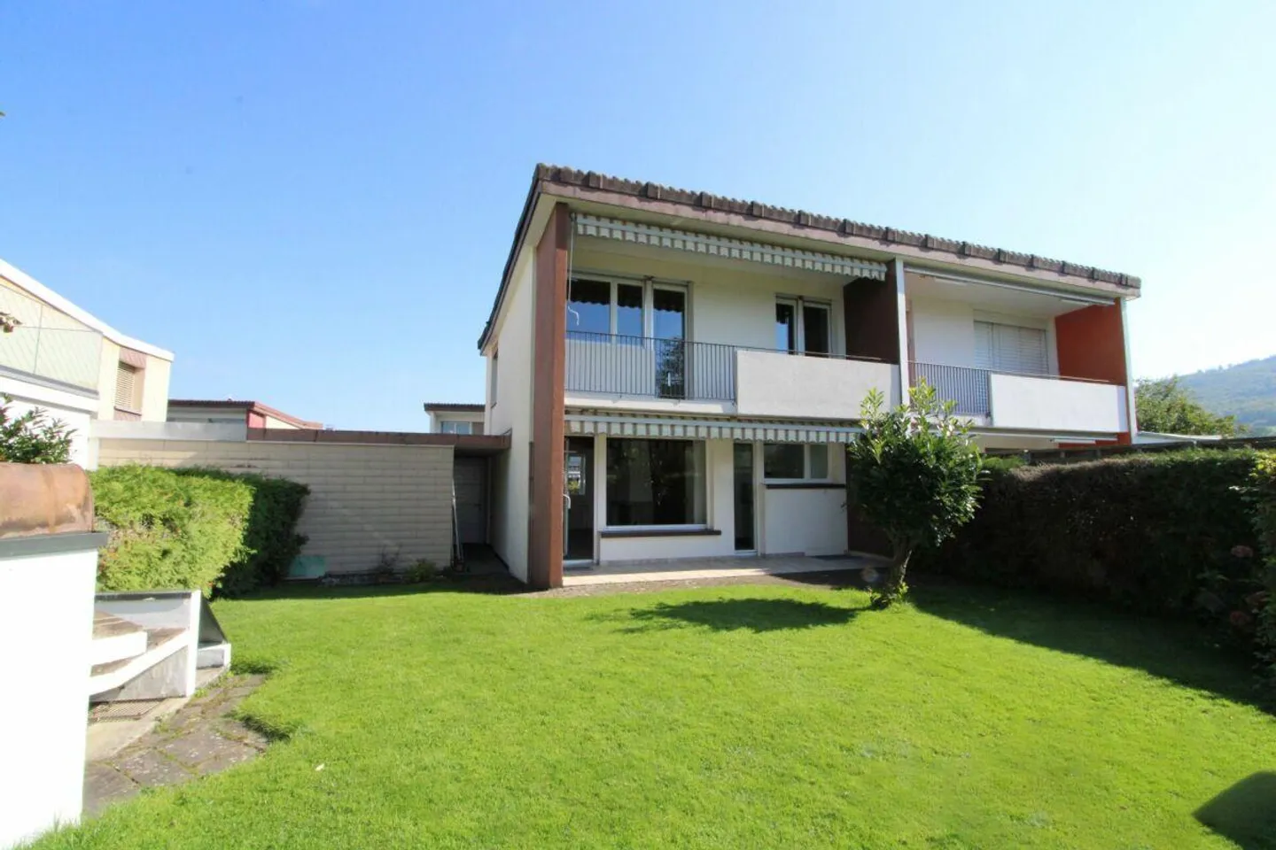 Schmuckes einseitig angebautes Einfamilienhaus - Foto 2 von 13
