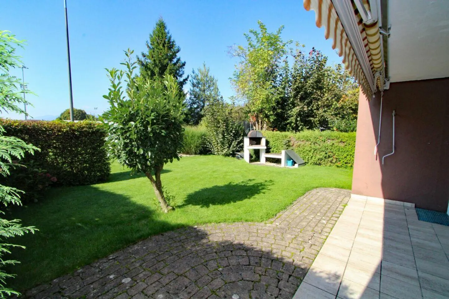 Schmuckes einseitig angebautes Einfamilienhaus - Foto 5 von 13