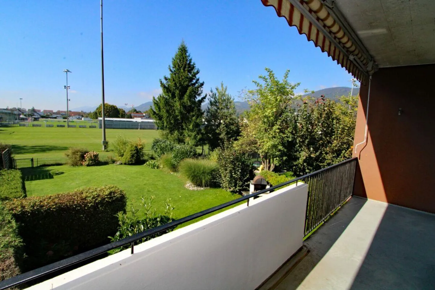 Schmuckes einseitig angebautes Einfamilienhaus - Foto 6 von 13