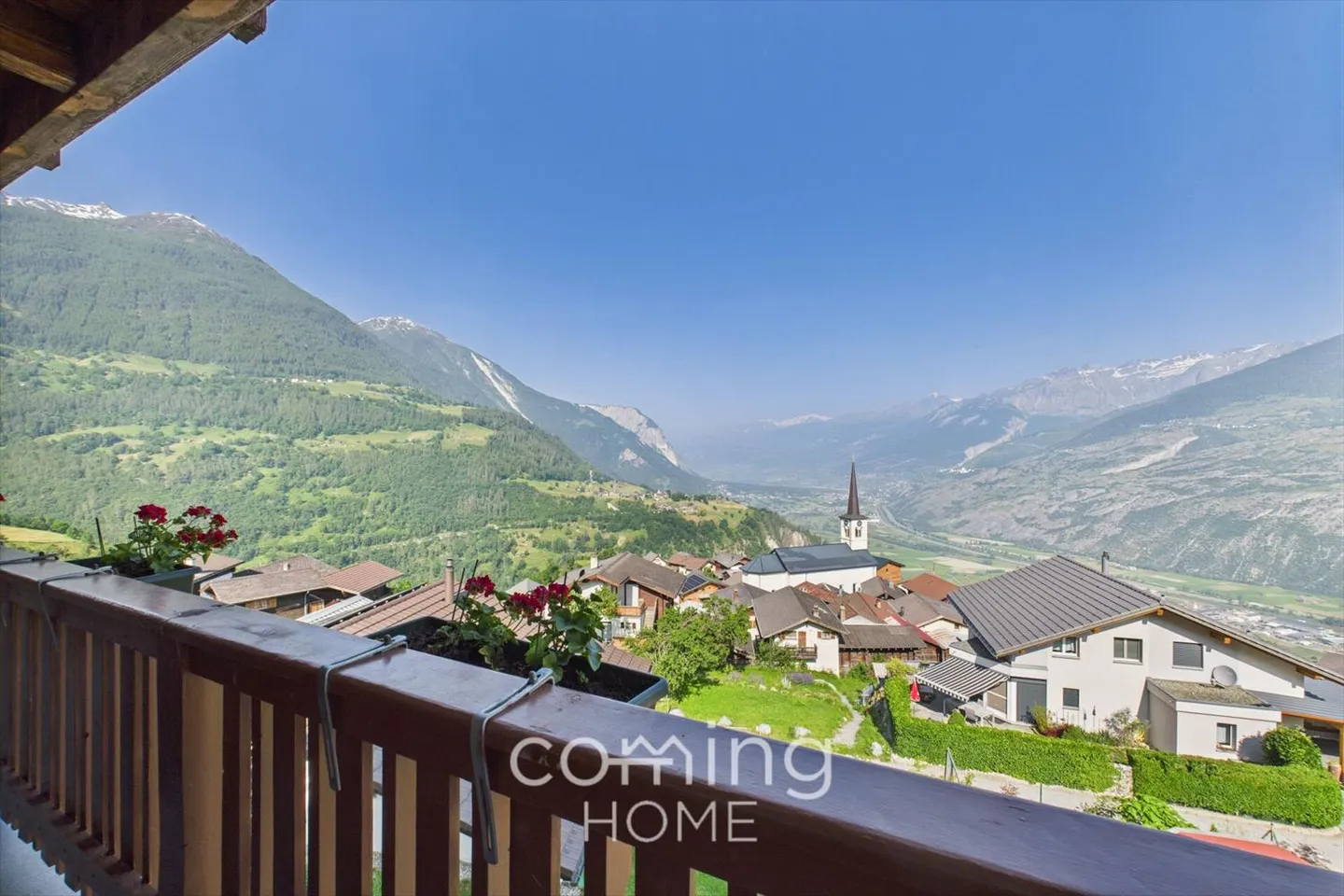 Stylish 3.5-room apartment in Ergisch with stunning views - Photo 1 of 10