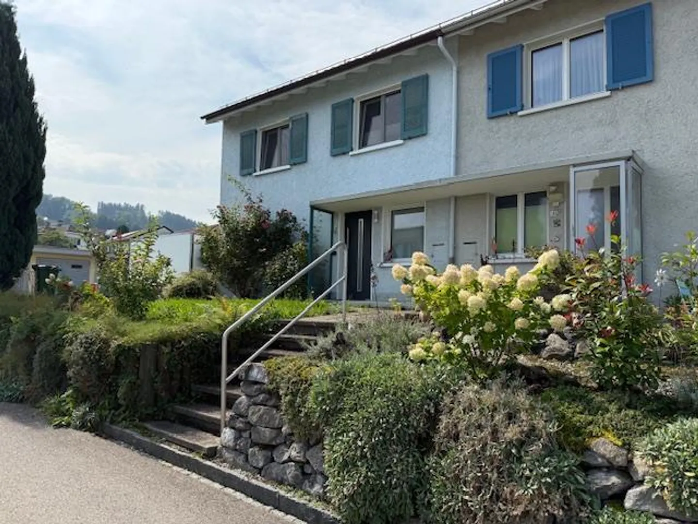 Affascinante Casa Unifamiliare d'Angolo Recentemente Ristrutturata - Foto 2 di 13