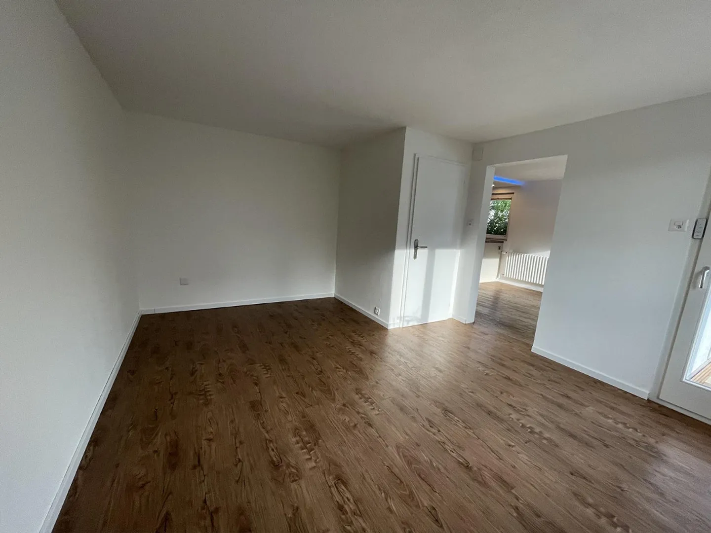 Affascinante Casa Unifamiliare d'Angolo Recentemente Ristrutturata - Foto 6 di 13