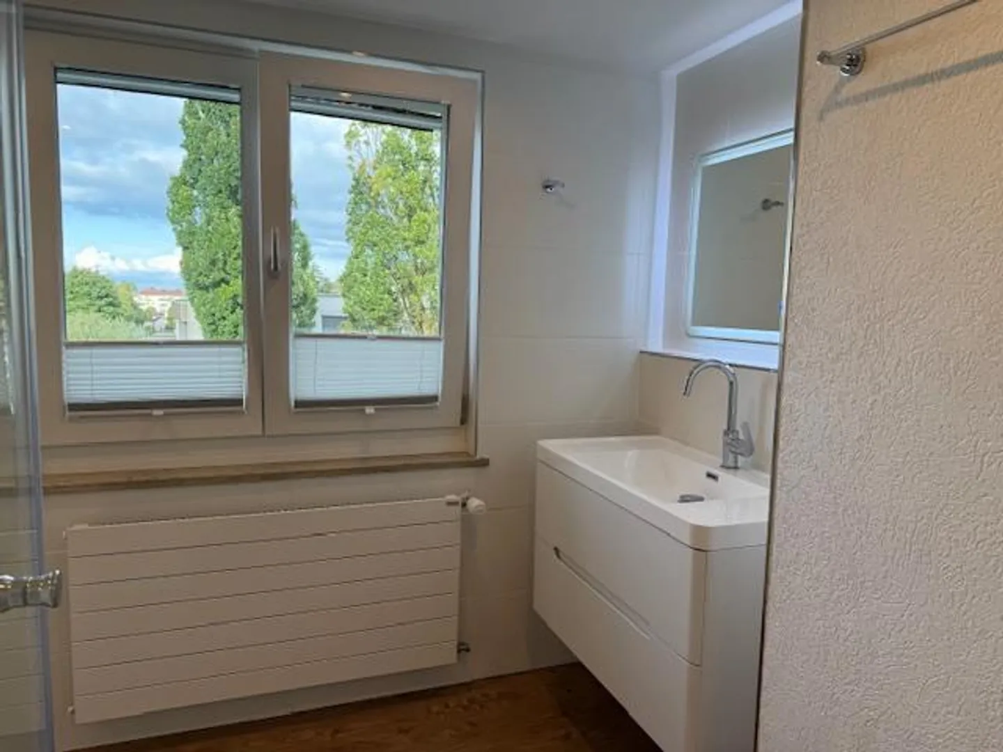 Affascinante Casa Unifamiliare d'Angolo Recentemente Ristrutturata - Foto 10 di 13