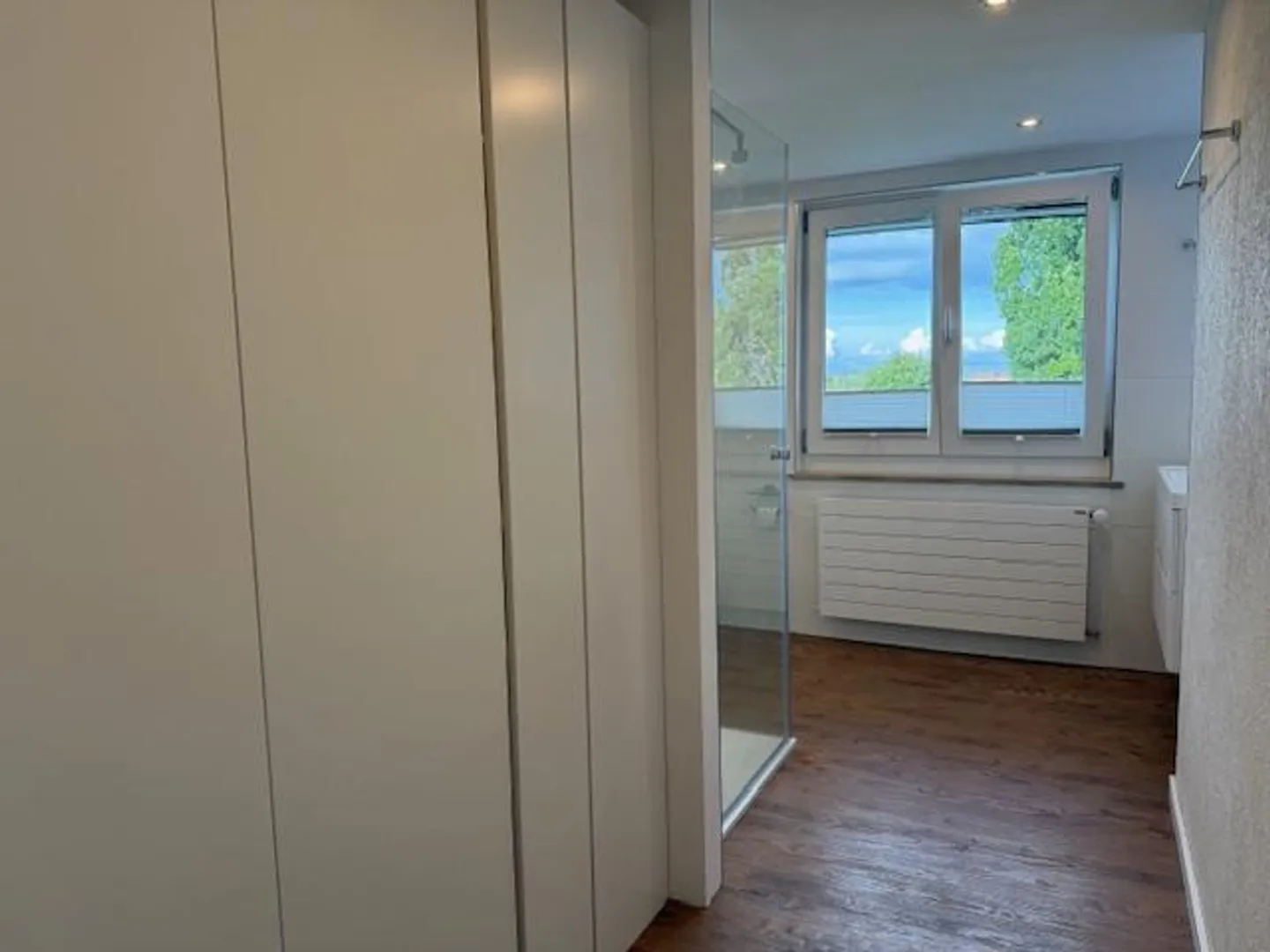Affascinante Casa Unifamiliare d'Angolo Recentemente Ristrutturata - Foto 11 di 13