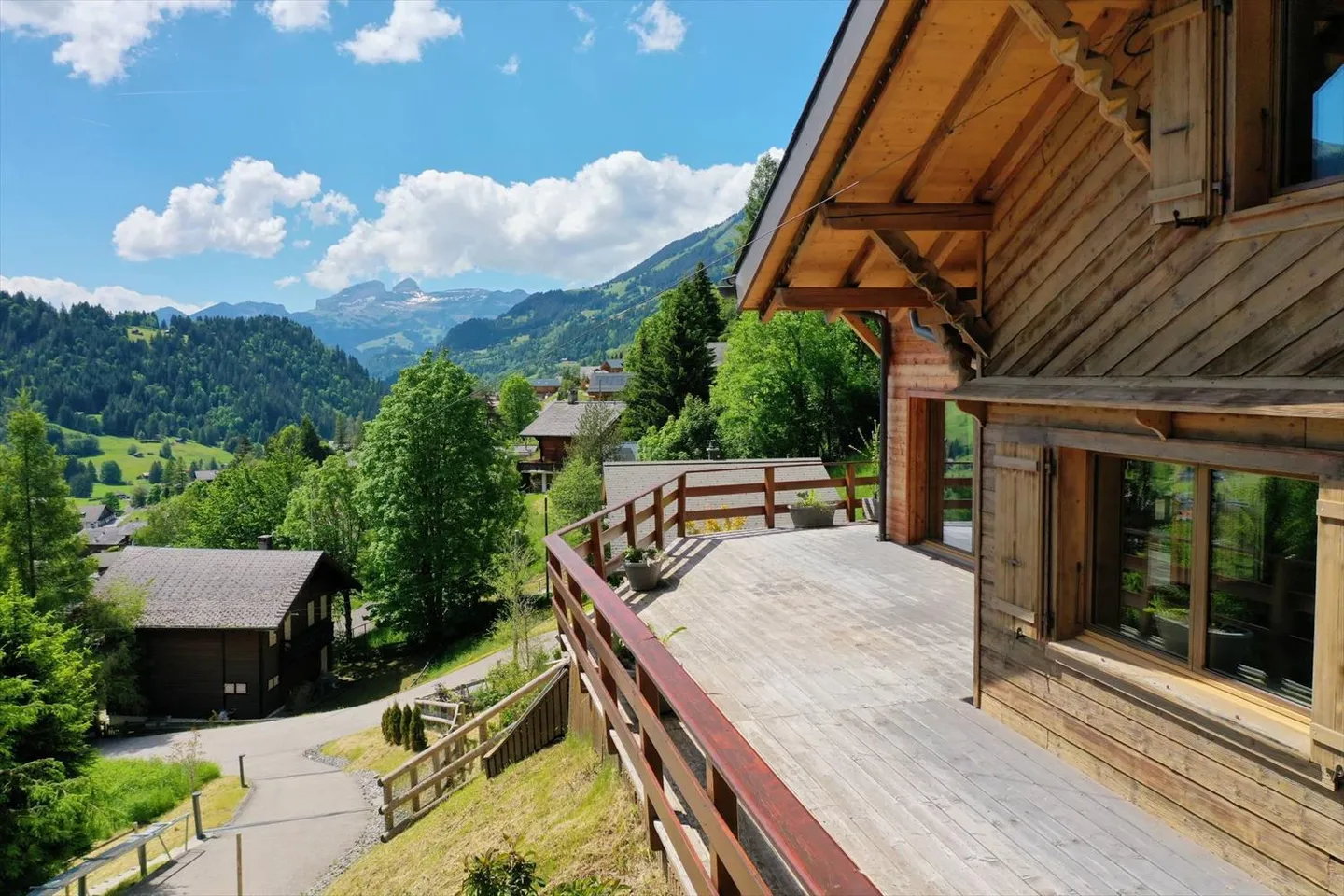 Beautiful 7.5 Room Chalet with Breathtaking Mountain Views - Photo 10 of 12