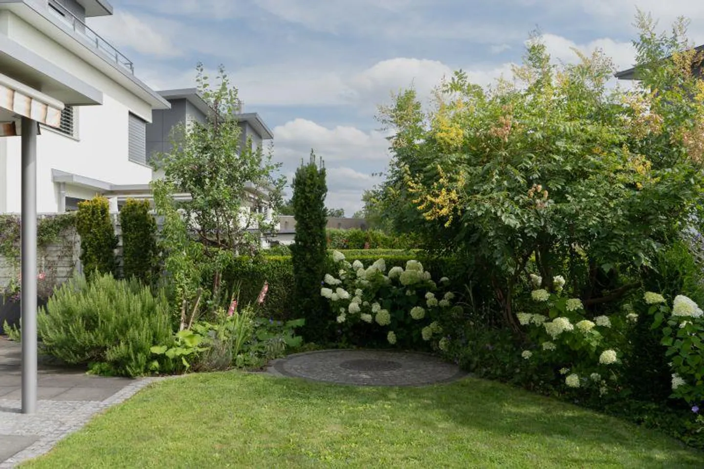 Attractive 6.5 Room Semi-Detached Family House in Central Location - Photo 3 of 24