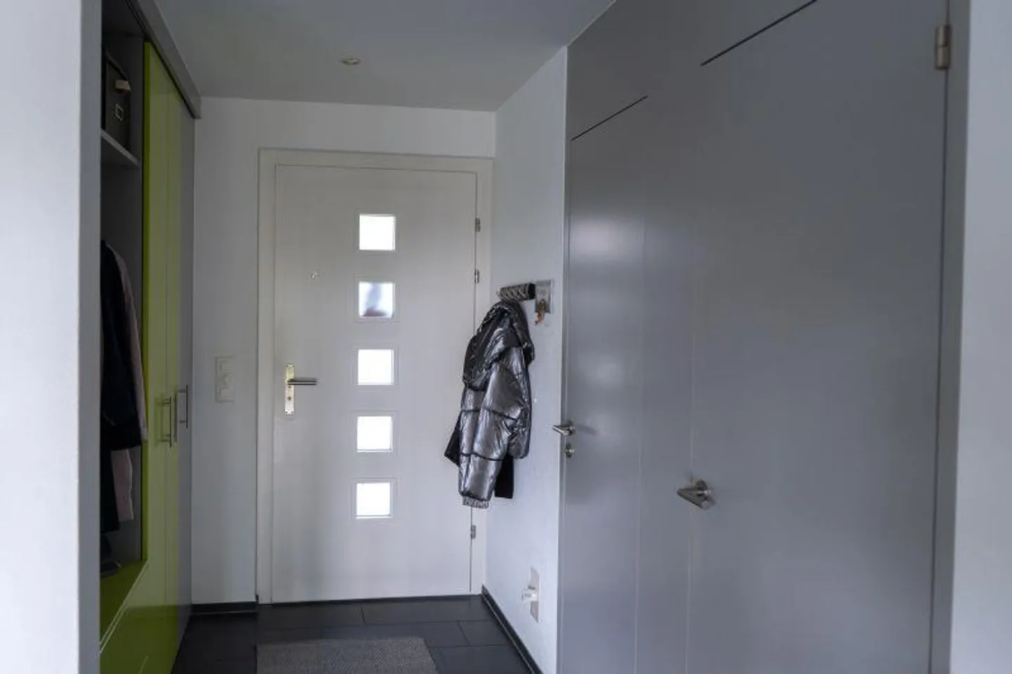 Attractive 6.5 Room Semi-Detached Family House in Central Location - Photo 10 of 24