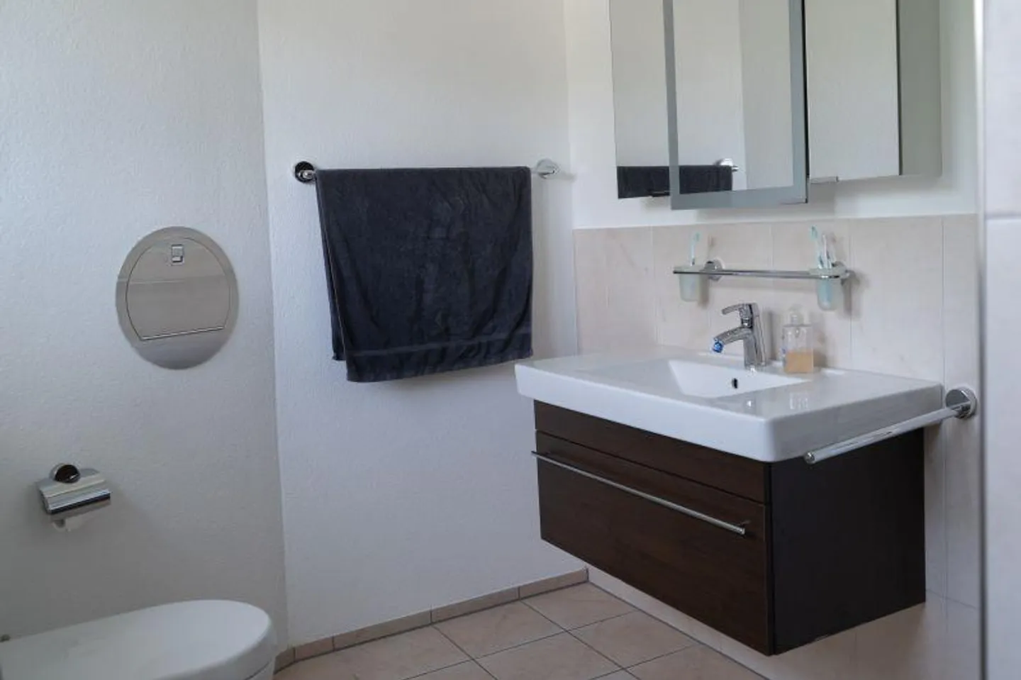 Attractive 6.5 Room Semi-Detached Family House in Central Location - Photo 11 of 24