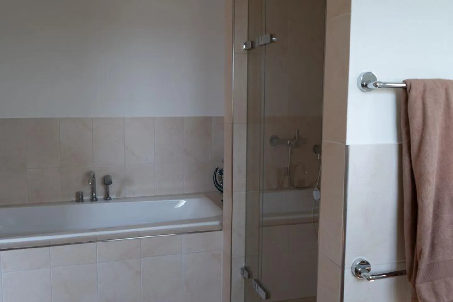 Attractive 6.5 Room Semi-Detached Family House in Central Location - Photo 19 of 24