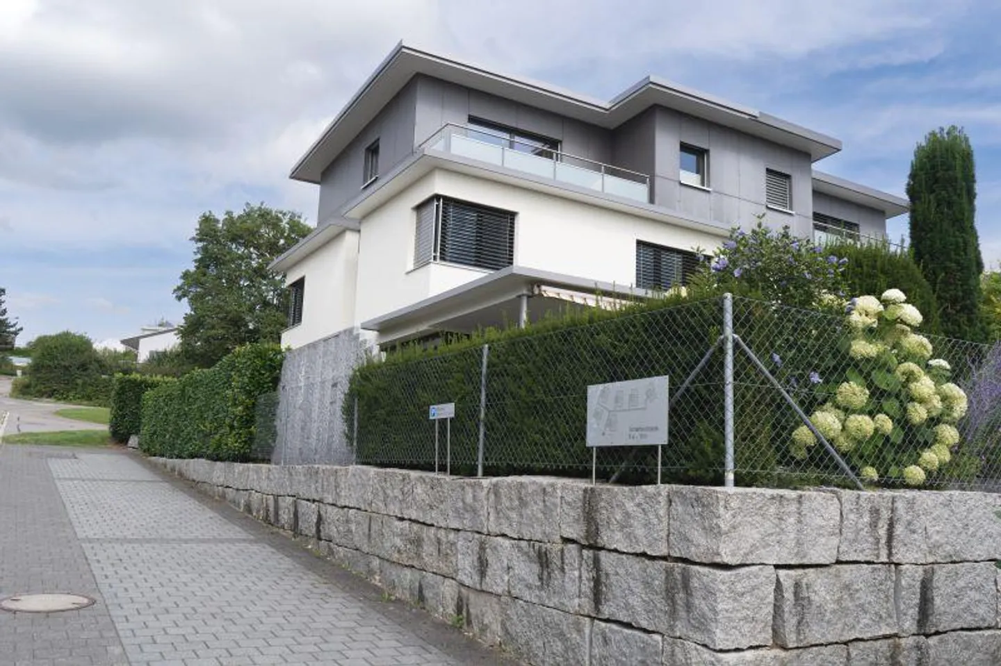 Attractive 6.5 Room Semi-Detached Family House in Central Location - Photo 1 of 24