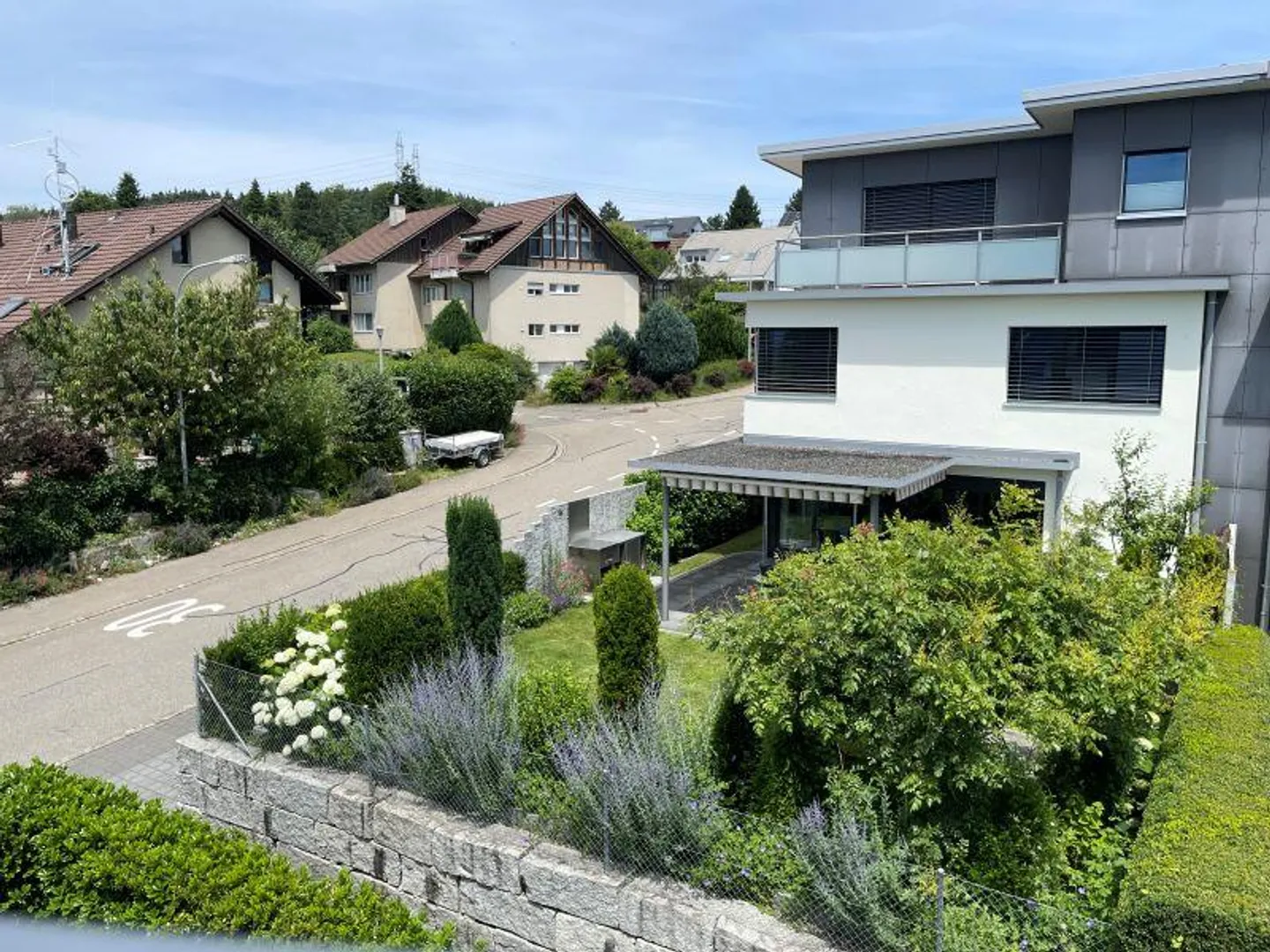 Attractive 6.5 Room Semi-Detached Family House in Central Location - Photo 2 of 24