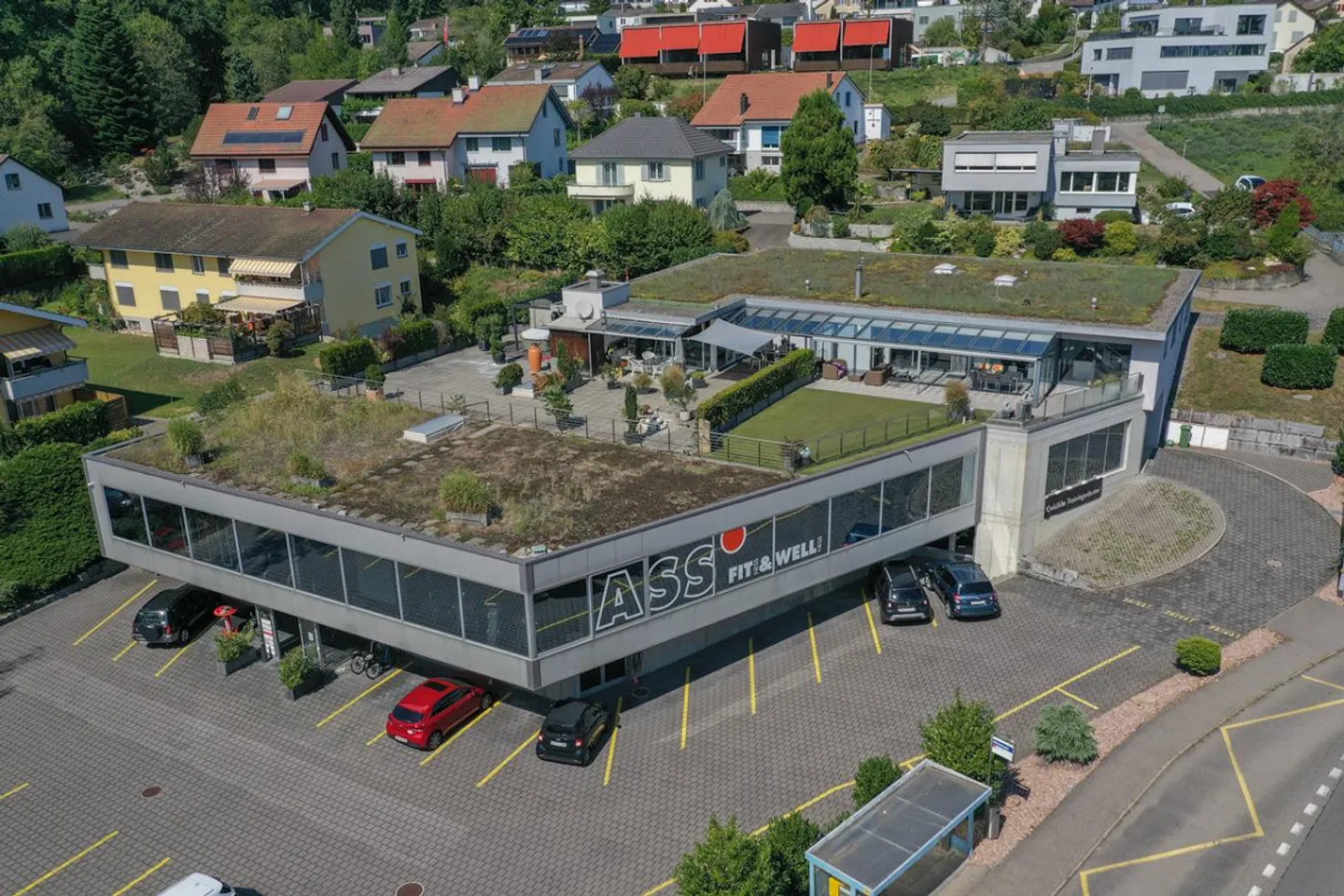 Complexe résidentiel et commercial prominent dans un emplacement de choix - Photo 1 sur 24
